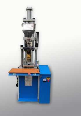 15 ton kleine verticale plastic spuitgietmachine voor USB-oplaadkabel USB-A-plug