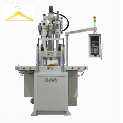 Verticale spuitgietmachine voor het maken van hangers