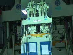 Verticale dubbele kleuren spuitgietmachine 120 ton voor tweekleurige speelgoedschelpen